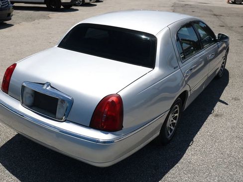 Used 2001 Lincoln Town Car Signature RWD image 7