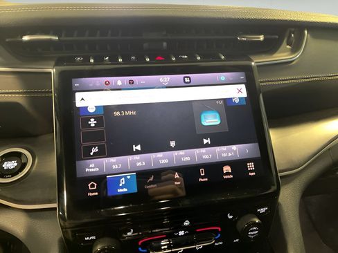 Used 2023 Jeep Grand Cherokee Limited AWD/4WD image 15