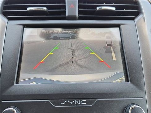 Used 2020 Ford Fusion SE FWD image 12