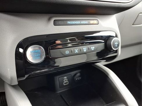 Used 2024 Ford Escape SE w/ Class II Trailer Tow Package image 18