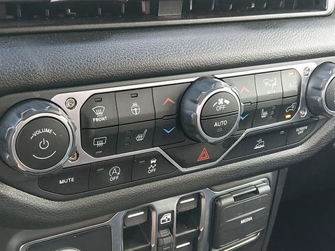 Certified 2025 Jeep Gladiator Sport AWD/4WD image 16