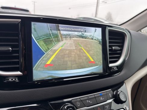 Used 2024 Chrysler Pacifica Touring-L image 23