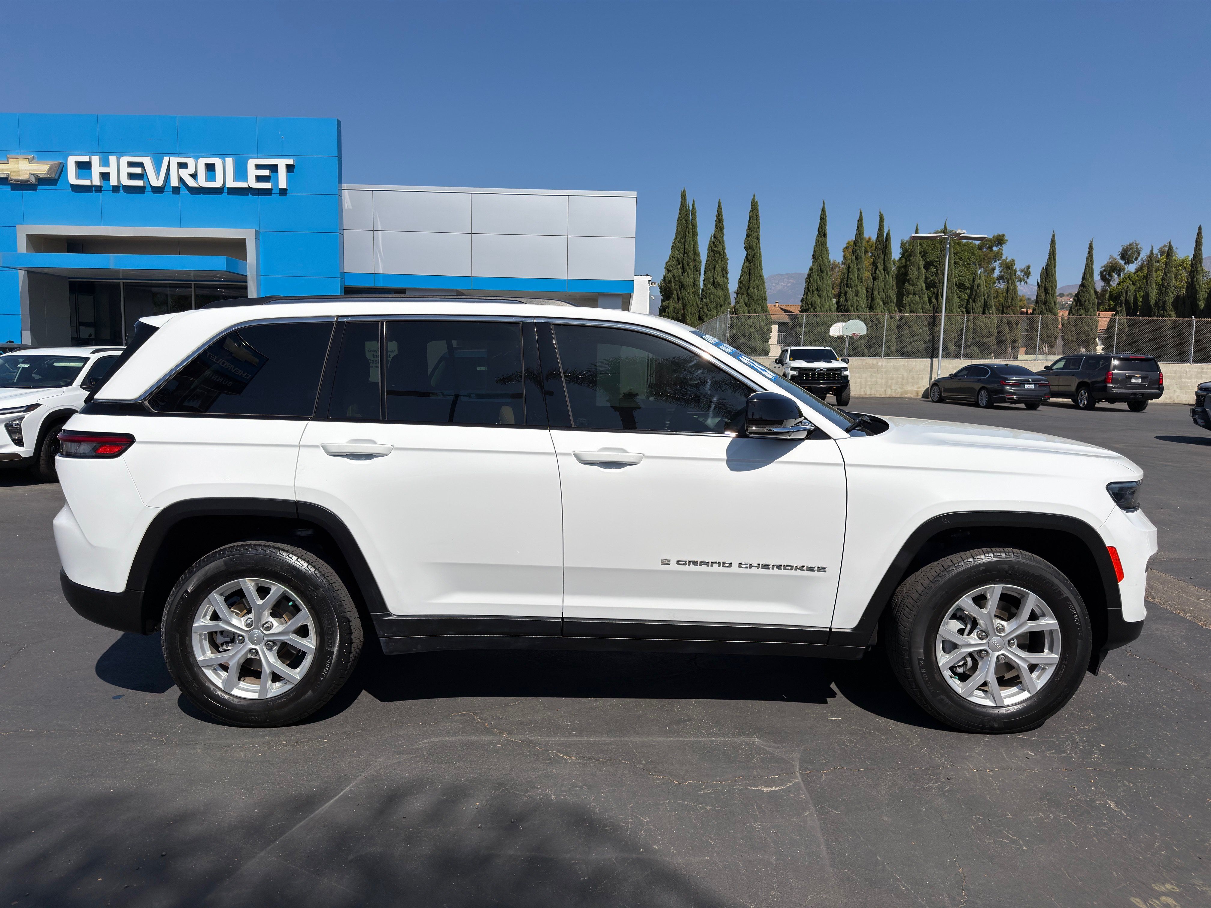 Used 2023 Jeep Grand Cherokee Limited w/ Trailer Tow Prep Group (B) AWD/4WD image 9