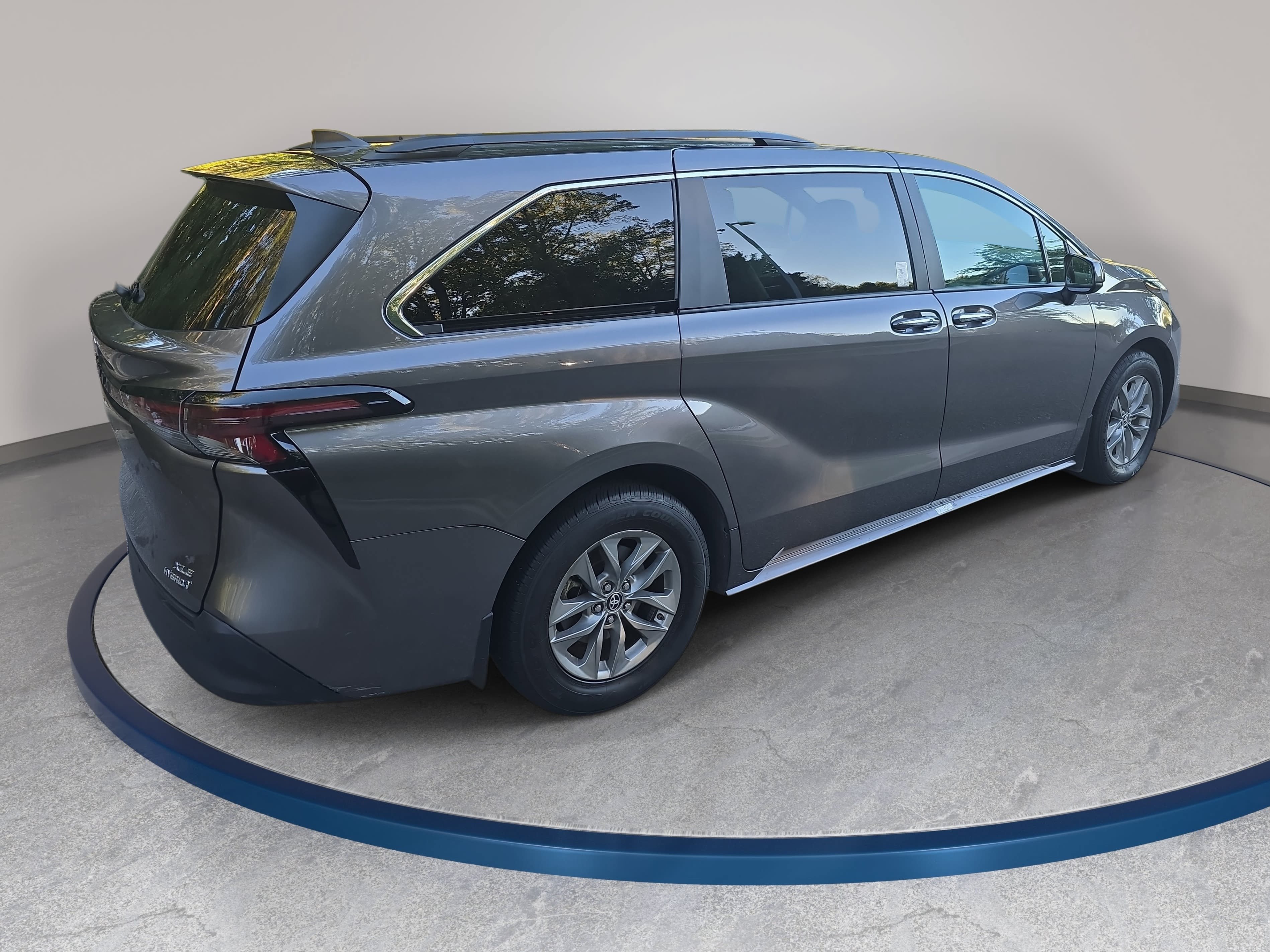 Used 2024 Toyota Sienna XLE FWD image 5