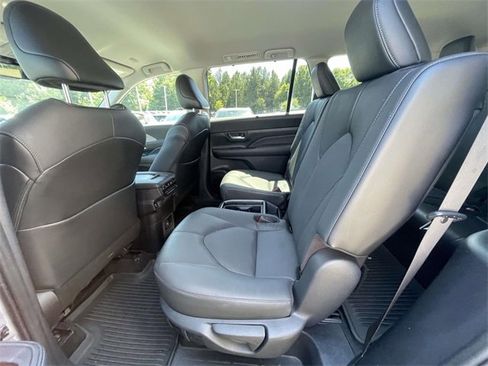 Used 2024 Toyota Grand Highlander Limited image 9
