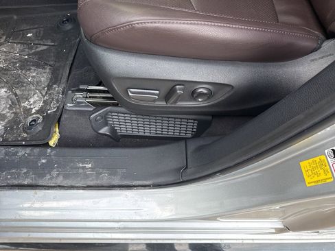 Used 2024 Toyota Sienna Platinum image 10