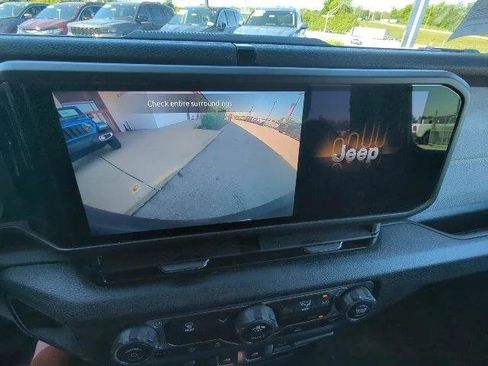 Certified 2025 Jeep Wrangler Sport AWD/4WD image 19