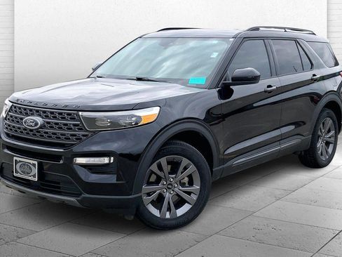 Used 2023 Ford Explorer XLT w/ Equipment Group 202A image 6