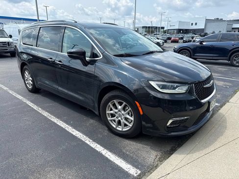 Used 2021 Chrysler Pacifica Touring-L FWD image 3
