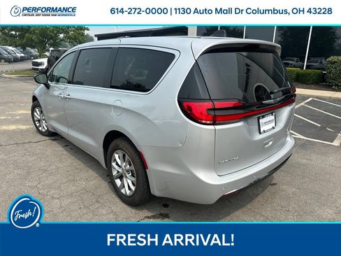 Used 2024 Chrysler Pacifica Touring-L AWD/4WD image 6