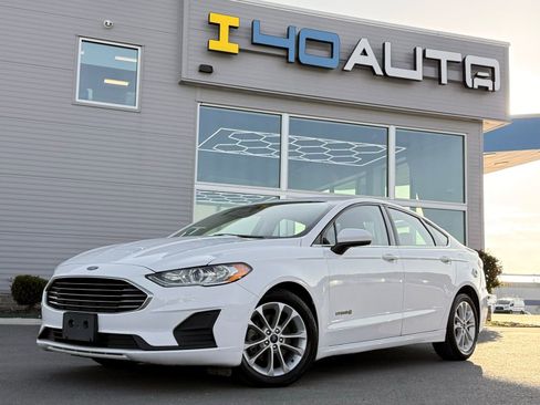 Used 2019 Ford Fusion SE FWD image 1