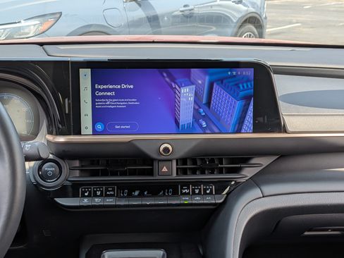 Certified 2025 Toyota Crown Signia AWD/4WD image 3