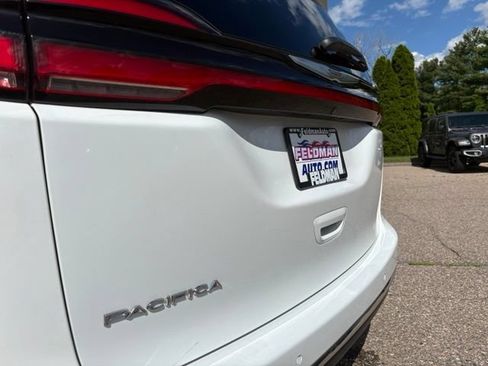 Used 2023 Chrysler Pacifica Touring-L FWD image 31