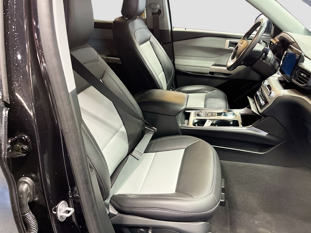 Used 2023 Ford Explorer XLT w/ Equipment Group 202A AWD/4WD image 30