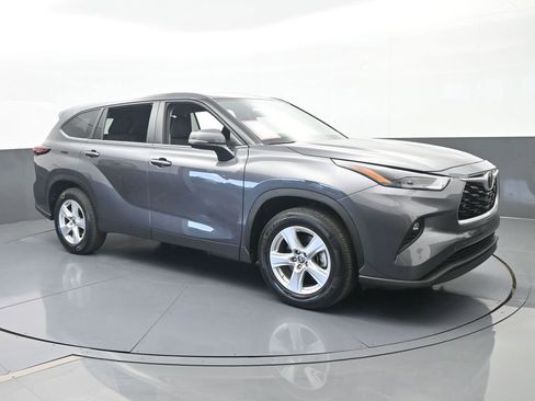 Used 2024 Toyota Highlander LE image 8