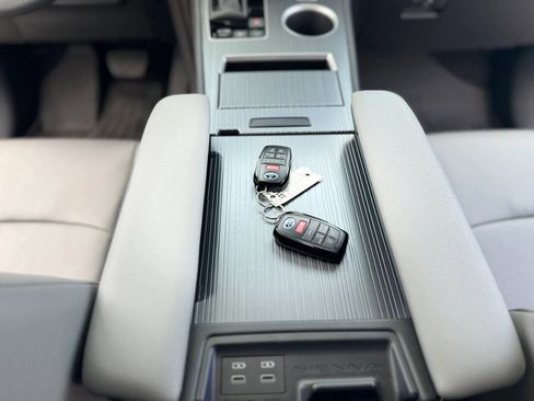 Used 2025 Toyota Sienna XLE image 17