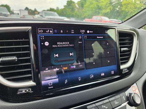 Used 2025 Chrysler Pacifica Select FWD image 31