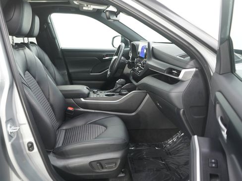 Used 2025 Toyota Highlander XSE AWD/4WD image 11