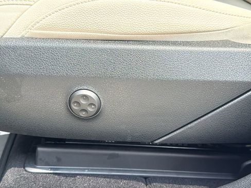 Used 2024 Mercedes-Benz GLC 300 4MATIC image 11