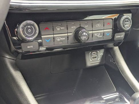 New 2025 Jeep Compass Limited w/ Sun & Sound Group AWD/4WD image 16