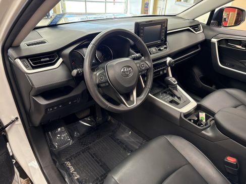 Used 2021 Toyota RAV4 XLE Premium image 29
