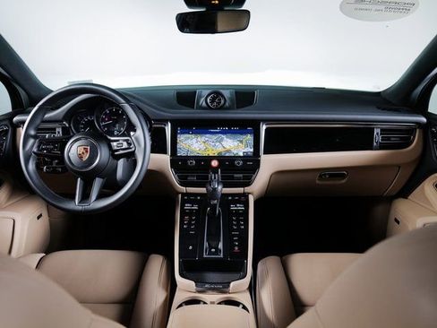 Certified 2025 Porsche Macan image 12