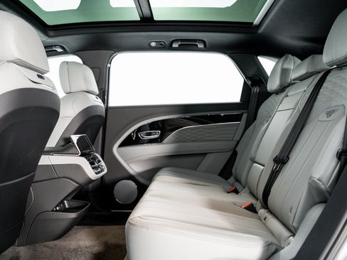 New 2025 Bentley Bentayga Extended Wheelbase image 24