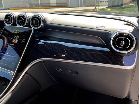 Used 2025 Mercedes-Benz GLC 300 4MATIC image 13