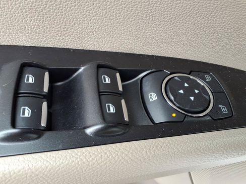 Used 2017 Ford Fusion SE w/ Fusion SE Technology Package FWD image 12