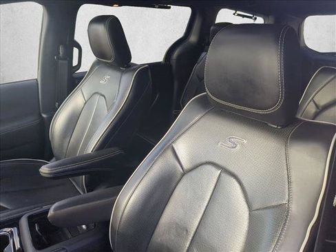 Used 2025 Chrysler Pacifica Limited FWD image 17