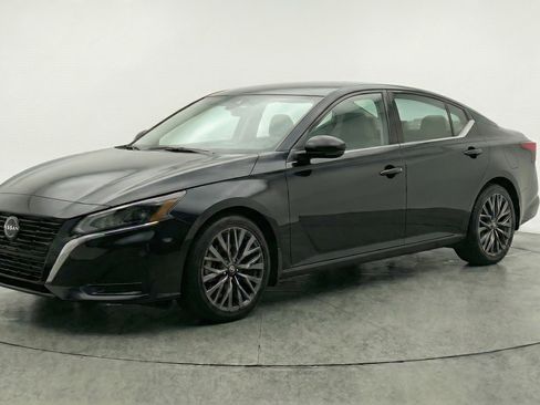 Used 2025 Nissan Altima 2.5 SV image 3