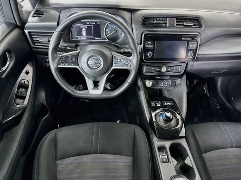 Used 2018 Nissan Leaf SV w/ SV Technology Package FWD image 3