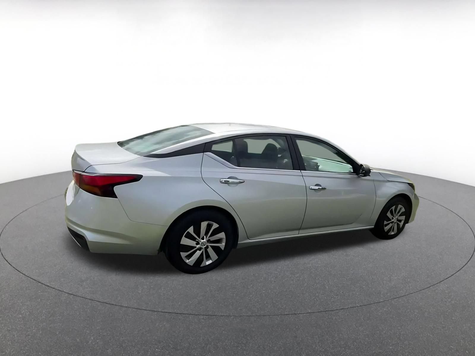 Used 2024 Nissan Altima 2.5 S FWD image 14