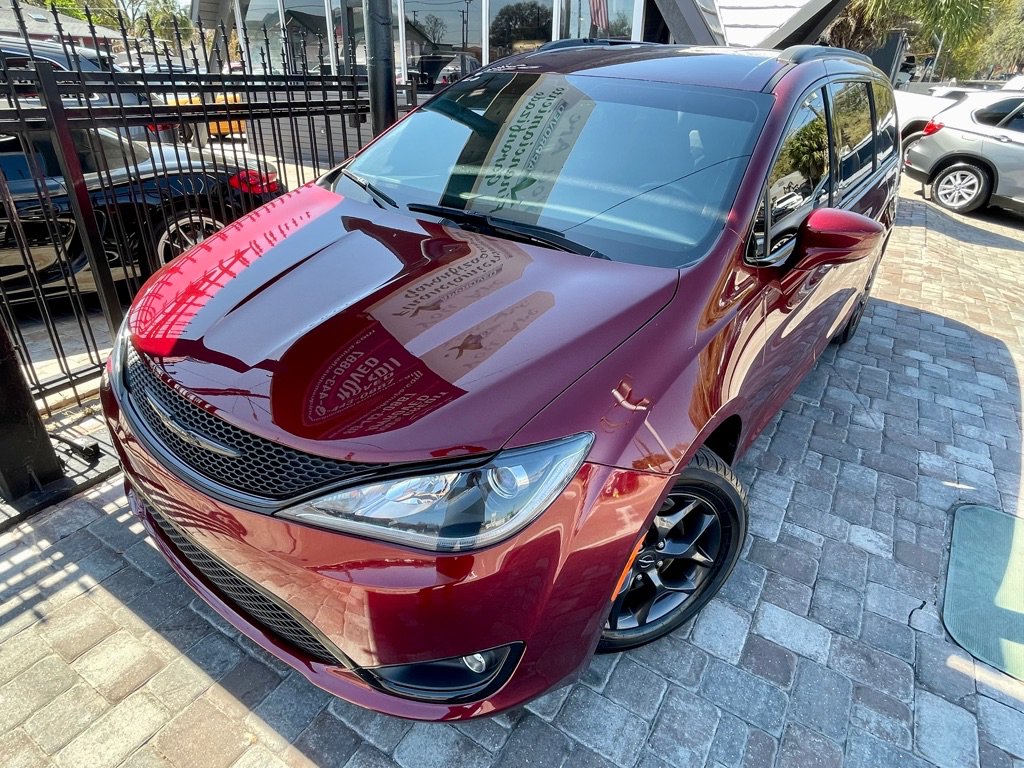 Used 2018 Chrysler Pacifica Touring-L w/ Premium Audio Group FWD image 2