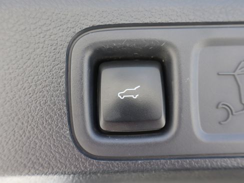 Used 2023 Ford Expedition XLT image 30