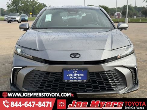 Used 2025 Toyota Camry SE w/ Convenience Package image 3
