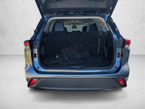 Used 2022 Toyota Highlander XLE image 7