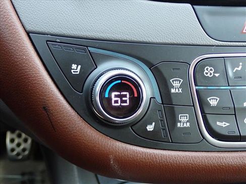 Used 2017 Chevrolet Malibu Premier w/ Premier Sun and Wheel Package FWD image 18
