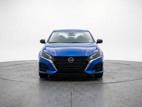 Used 2025 Nissan Altima 2.5 SV FWD image 2