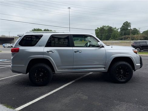 Used 2011 Toyota 4Runner SR5 w/ Convenience Pkg AWD/4WD image 6