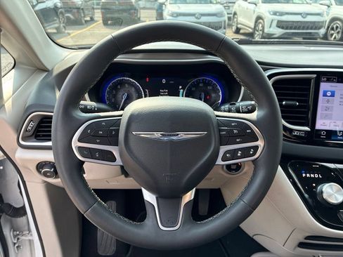 Used 2024 Chrysler Pacifica Touring-L FWD image 23