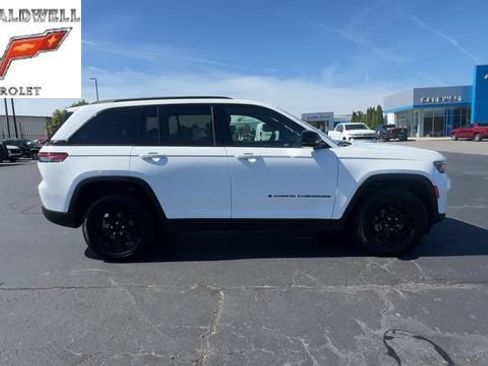 Used 2025 Jeep Grand Cherokee Altitude AWD/4WD image 9