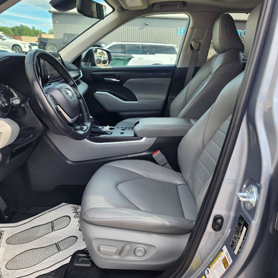 Used 2024 Toyota Highlander XLE FWD image 16