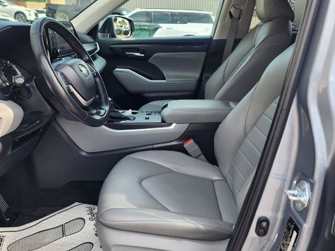 Used 2024 Toyota Highlander XLE FWD image 16