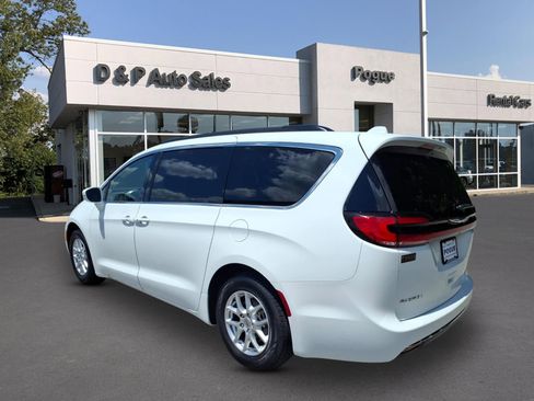 Used 2022 Chrysler Pacifica Touring-L FWD image 3