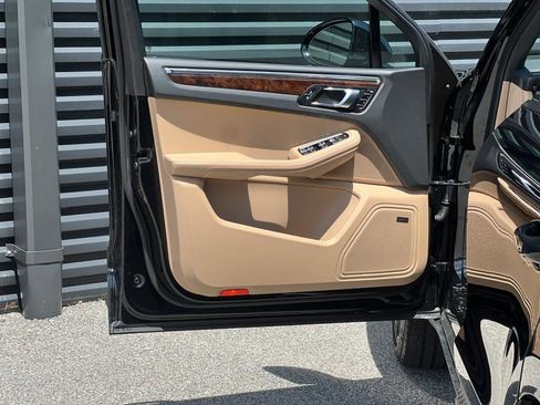 Certified 2025 Porsche Macan image 15