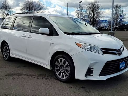 Used 2020 Toyota Sienna LE image 2