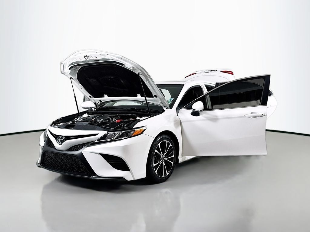 Used 2018 Toyota Camry SE w/ Moonroof Package FWD image 17