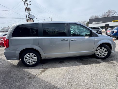 Used 2018 Dodge Grand Caravan SE w/ UConnect Hands-Free Group image 7