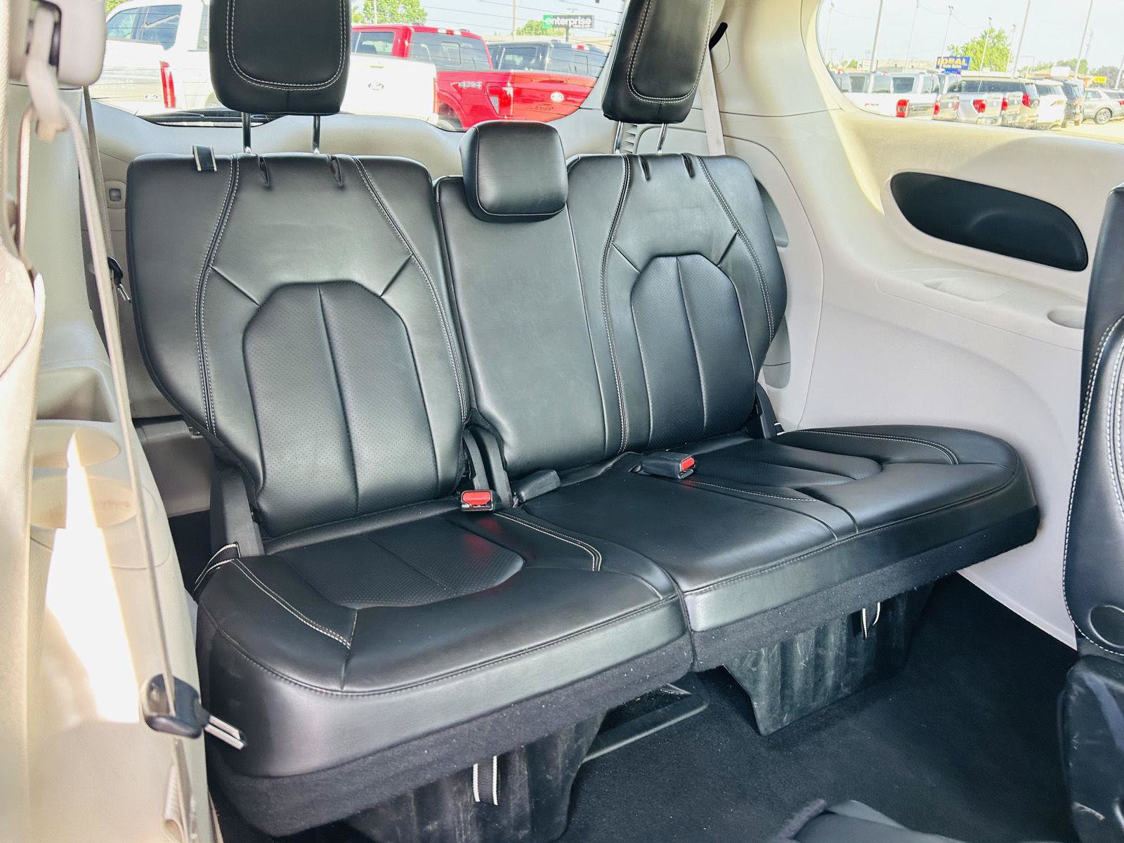 Used 2023 Chrysler Pacifica Touring-L FWD image 30